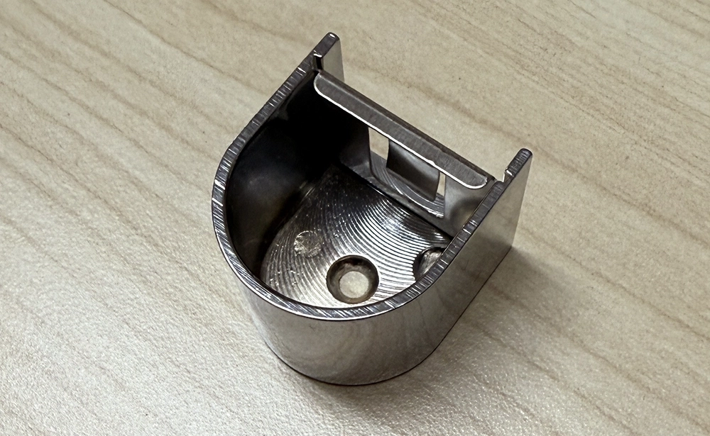 ビス付きブラケット金具