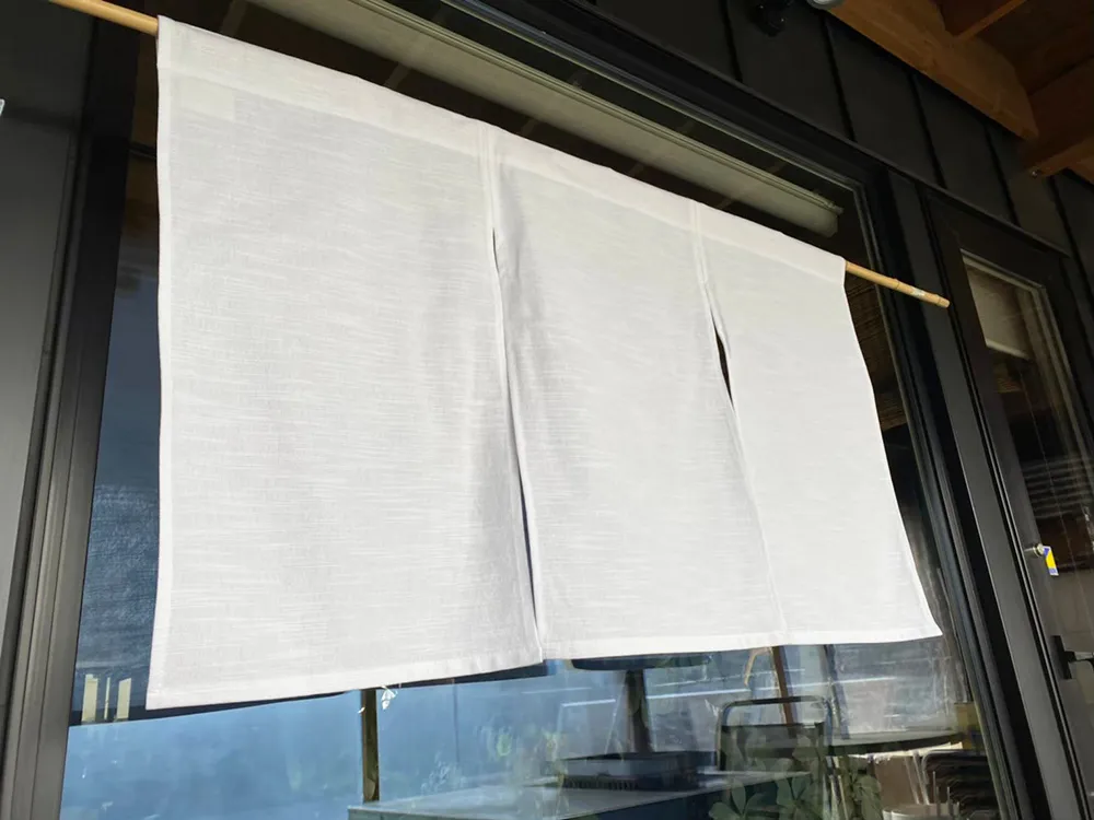 壁にかかっているのれんの画像