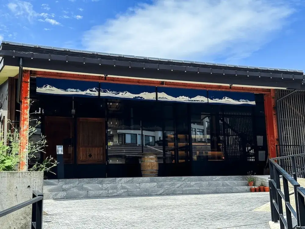 軒下にかかっているのれん