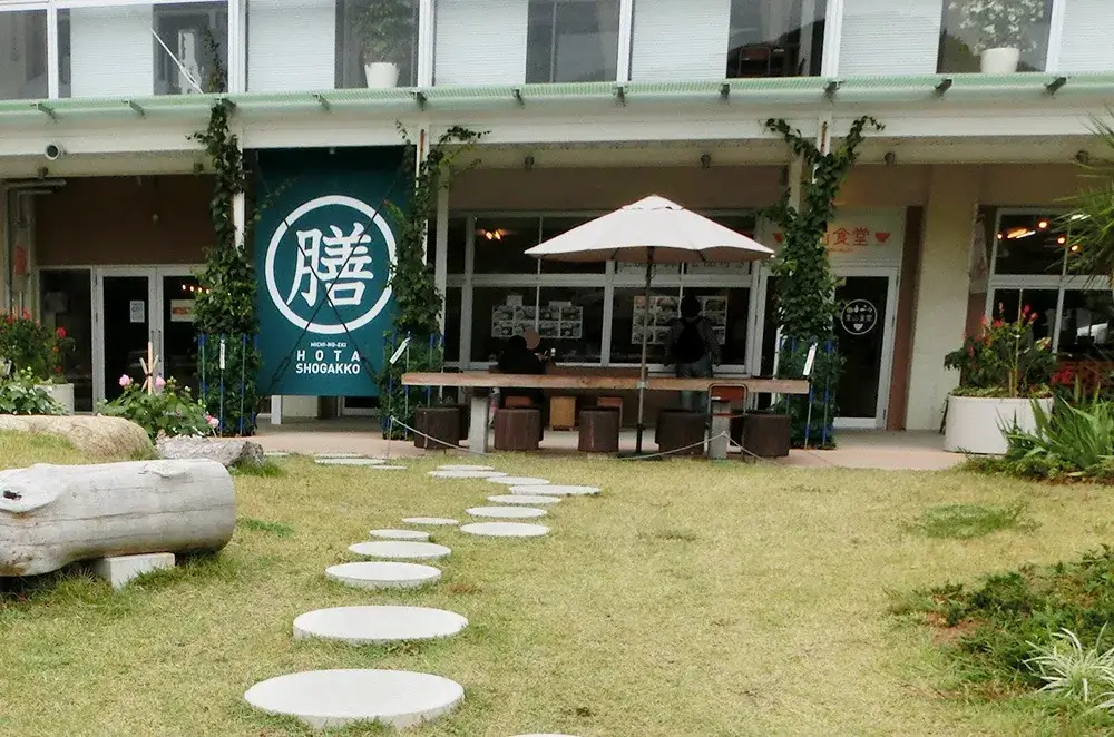 日除け幕を使用している店舗の外観