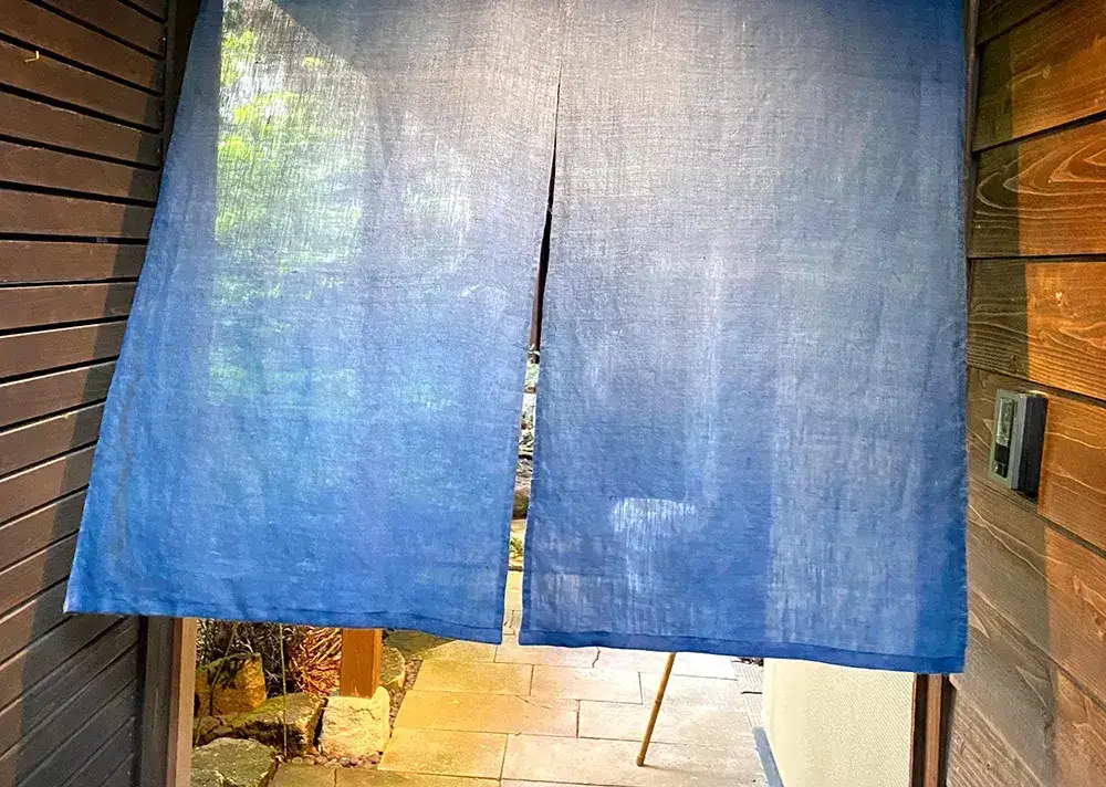 仕切りに使われているのれんの画像