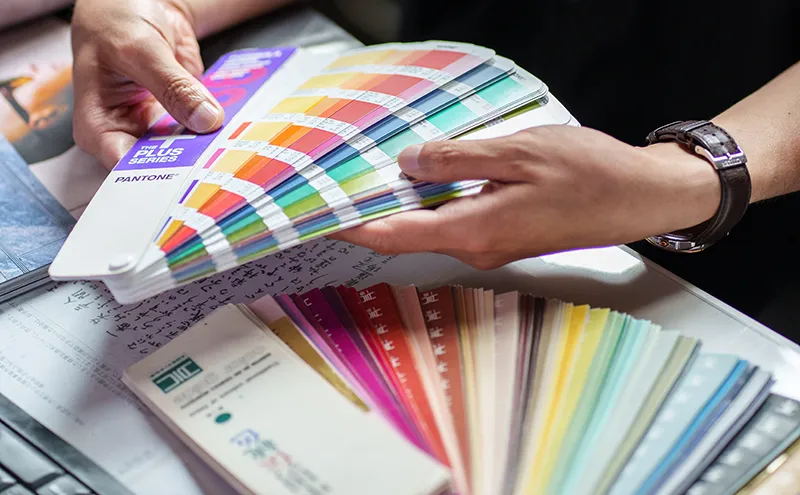 色を確認しているデザイナーの写真