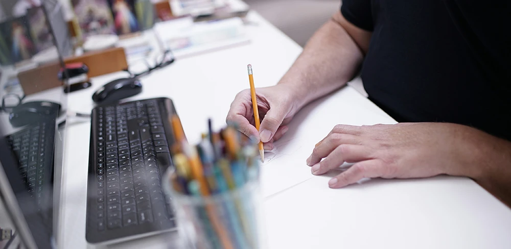 のれんのデザインをするプロのデザイナー